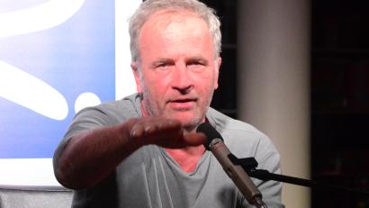 Bild: Kunz
Alex Capus bereitet sein Publikum auf einen kurzweiligen Abend vor.