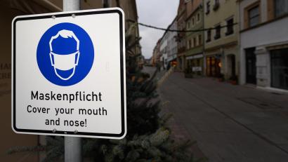 Symbolbild: Robert Michael/dpa
Die Corona-Protokolle des Robert-Koch-Instituts scheinen die Schutzmaßnahmen während der Pandemie infrage zu stellen