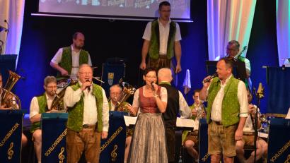 Bild: dob
In manche Lieder stimmte Rudi Salomon (links), der normalerweise am Flügelhorn sitzt, zusammen mit Lisa Grießl und Norbert Roßmann mit ein. Dahinter gab höchst engagiert Thomas Grießl (stehend) am Schlagwerk den Takt an.