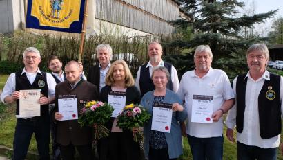Bild: le
Ehrungen standen im Mittelpunkt der Musterung der Flosser Landwehr. Von links: Schützenkönig Michael Kraus, Matthias Strobel, Günter Drechsler, Bürgermeister Robert Lindner, Angelika Bäuml, Manfred Bäuml, Elisabeth Market, Alfons Betzl und Kommandant Franz Schmidt.