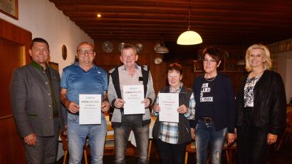 Bild: bey
CSU-Ortsvorsitzender Rainer Rewitzer (links), stellvertretende FU-Kreisvorsitzende Andrea Lang und FU-Ortsvorsitzende Heidi Völkl (von rechts) ehren die Mitglieder Josef Windirsch, Franz Strigl und Monika Enslein für ihre langjährige Treue zum CSU- und FU-Ortsverband Pleystein.