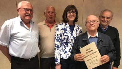 Bild: mma
Herbert Demleitner wurde für 50 Jahre Mitgliedschaft geehrt. Mit ihm freuen sich Vorstand Josef Moosburger (li.), die Ehrenmitglieder Franz Erras (2.v.li.) und Werner Krieger (re.) sowie Hahnbachs dritte Bürgermeisterin Evi Höllerer.