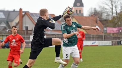 Archivbild: Gebert
Für den SV Mitterteich reichte es am Samstag bei Schlusslicht VfR Katschenreuth nur zu einem 2:2. Das Bild zeigt Johannes Jähring (grünes Trikot) in der Partie gegen den SV Buckenhofen (2:0).