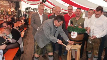 Bild: Hirsch
Mit vier Schlägen vollzog Bürgermeister Thomas Falter im Beisein zahlteicher Gäste den symbolischen Bieranstich.