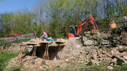 Bild: le
Zurzeit wird der Schaden an der Granit-Umfassungsmauer im Judenfriedhof behoben. Eine Firma aus Cham saniert die schadhafte Mauer.