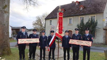 Bild: Feuerwehr Schönkirch/exb
Freude allerseits herrschte nach dem Patenbitten durch Vorsitzenden Jens Gotthardt (Dritter von rechts) an die Feuerwehren Püchersreuth und Floß.