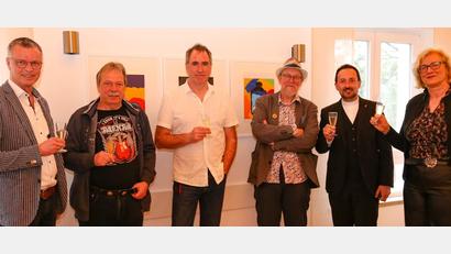 Bild: u
Bei der Vernissage, von links: Bürgermeister Hermann Falk, Ausstellungs-Initiator Rob Hiemer, Kulturwerkstattvorsitzender Ralph Brandt, Kurator Stefan Voit, Pfarrer Stefan R. Fischer und EBW-Geschäftsführerin Bettina Hahn.