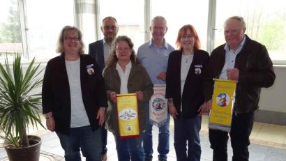 Bild: gz
Die Zuchtbuchvorsitzende Michaela Huber (von links) und Bürgermeister Markus Bauriedel und Zuchtbuchvorsitzend Heike Huber (Zweiter von rechts) gratulierten Barbara Bach und Gerhard Lang und Manfred Becher (rechts) zu ihren Preisen.