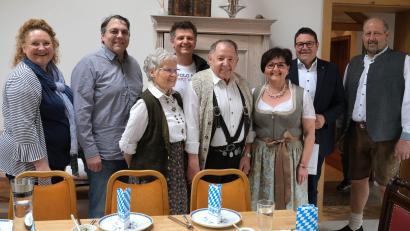 Bild: Rudolf Hirsch/exb
Geburtstagsfeier im Hause Scherl. (von links): Claudia Mendel, Christian Glaab, Marianne Fleischmann, Kurt Scherl jun., Kurt Scherl sen., Angela Prechtl, Thomas Falter und Hans Prechtl.