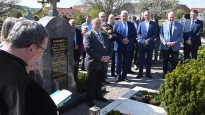 Bild: Gerhard Franz
Gedenken am Grab von Emil Kraus. Das Bild zeigt (von rechts) CSU-Gemeinderat Cajetan Kredler, Landrat Richard Reisinger, MdL Harald Schwartz, Staatsminister Joachim Herrmann, 2. Bürgermeisterin Susanne Lindner, FW-Gemeinderat Hans Jürgen Zintl und Bürgermeister Peter Dotzler.