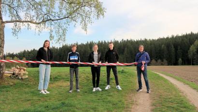 Bild: bsc
Zur Durchführung und Organisation des ersten Friedenfelser Kolping-Spendenlaufes trafen sich in der zurückliegenden Woche die stellvertretende Friedenfelser Kolping-Vorsitzende, Barbara Kasseckert, und die Ministranten Linus und Leonie Kaßeckert sowie Matthias und Milena Klöble (von rechts).