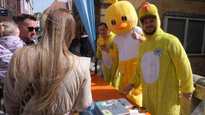 Bild: usc
Rund 9.000 Enten wollen die Round Tabler heuer verkaufen. Es gibt sie in mehreren Geschäften in Amberg sowie jeden Samstag – nicht zu übersehen - am Verkaufsstand auf der Krambrücke in der Fußgängerzone.