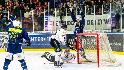 Bild: Elke Englmaier
James Bettauer bejubelt den Treffer zum 3:1-Endstand für die Blue Devils Weiden. Der Ex-Hannoveraner sorgte damit für eine besondere Pointe im ersten Play-off-Finale.