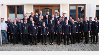 Bild: Hirsch
Der Landkreis ehrt zahreiche Aktive der Feuerwehren aus dem Inspektionsbereich Nord mit dem Ehrenzeichen erster und zweiter Klasse. Darunter auch die weiblichen Einsatzkräfte Julia Schleicher, Veronika Wilhelm und Christine Schleicher (Mitte, von links). Mit im Bild die Führungskräfte der Landkreisfeuerwehren, die Bürgermeister und der Landrat.
