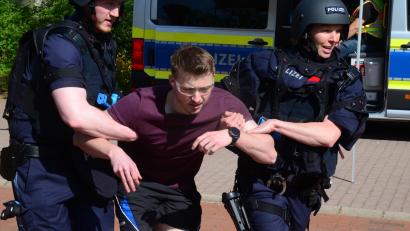 Bild: Kunz
Polizeikräfte helfen einem Angeschossenen.