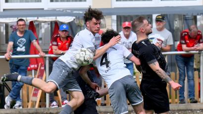 Bild: Werner Franken
Die SpVgg SV Weiden musste in Regenstauf voll dagegenhalten.