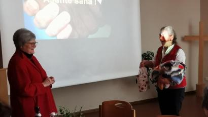 Bild: Karl Ziegler
Dr. Annemarie Schraml, sie sich für Feuerkinder in Tansania engagiert, erhält einen Spende in Eslarn vom Seniorenkreis Goldener Oktober.