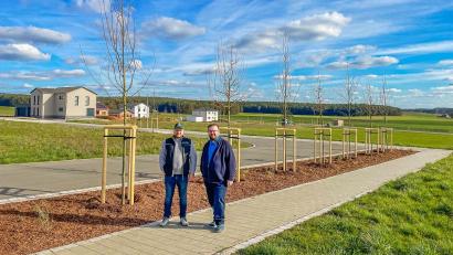 Bild: hwk/exb
Garten- und Landschaftsbauer Matthias Lang sowie Bürgermeister Hans Walter (von links) begutachten in der Talstraße das Ergebnis der Baumpflanzaktion.