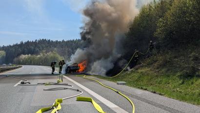 Bild: Feuerwehr Ursensollen
Der BMW brannte lichterloh und entwickelte eine dichte Rauchsäule, weshalb die Autobahn für den Verkehr gesperrt werden musste.