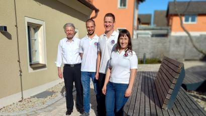 Bild: Wasserwacht Plößberg/exb
Das Führungs- und Ausbildungsteam der Wasserwacht Plößberg: (von rechts) Jugendleiterin und Ausbilderin Schwimmen Tamara Helgert, Vorsitzender und Ausbilder Rettungsschwimmen Maximilian Kraus und Technischer Leiter und Ausbilder Erste Hilfe Matthias Konrad mit Bürgermeister Lothar Müller.