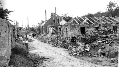 Bild: Archiv Schaffer/Foto Schwarz/exb
Das Bild zeigt die Vogelstraße einige Zeit nach dem Angriff auf Schwandorf am 17. April 1945. Im Hintergrund sind die Kamine der Tonwarenfabrik zu sehen. Heute stehen dort Supermärkte.