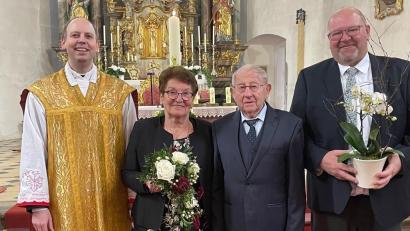 Bild: Felicia Kölbl/exb 
Zweiter Bürgermeister Manfred Braun (rechts) gratuliert Barbara und Johann Schindler im Namen der Marktgemeinde Hohenburg und überreicht Präsente . Pfarrer Hans Jürgen Zeitler segnet das Jubelpaar.