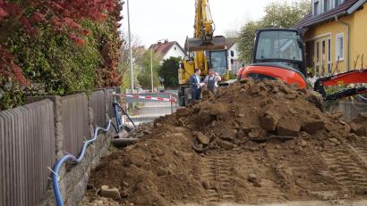 Bild: wel
Bürgermeister Rudolf Teplitzky machte sich ein Bild von den Baumaßnahmen in der Straße "Dreifaltigkeit", die nach der Verlegung der neuen Wasserleitung und dem Einbau von Revisionsschächten in jedes Anwesen mit dem Vollausbau der maroden Straße bis zum Herbst abgeschlossen sein werden.