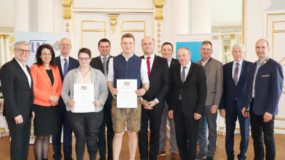 Bild: Handwerkskammer Niederbayern-Oberpfalz/exb
Die frisch gebackenen Meister Daniela Ried aus Stadlern und Martin Winderl aus Neunburg vorm Wald freuen sich über ihre Urkunde.