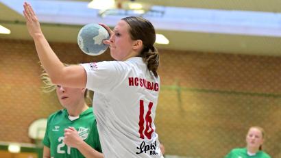 Archivbild: Hubert Ziegler
Stefanie Forster beim Torwurf: Die Handballerinnen des HC Sulzbach zeigten auch in Wendelstein eine starke Leistung..