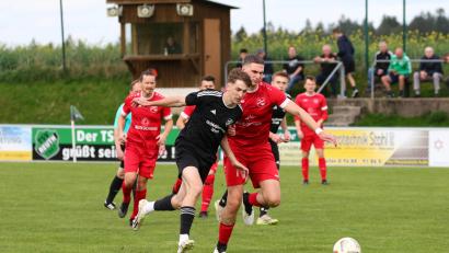 Bild: Dieter Jäschke
Der TSV Reuth darf sich als Gewinner des Wochenendes im Abstiegskampf der Kreisliga Nord fühlen. Sandor Balogh (schwarzes Trikot) und seine Teamkollegen schossen die DJK Irchenrieth (im Zweikampf Michell Pscherrer) mit 4:0 ab.