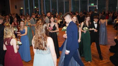 Bild: krb
Der Tanzkursabschlussball der Weidener Wirtschaftsschule ging in Neustadt über die Bühne.