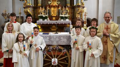 Bild: fdl
Bei einem Festgottesdienst feiern (von links) Emma, Damien, Toni und Thea in Ehenfeld Erstkommunion. Mit ihnen freuen sich Pfarrer Johann Hofmann und Gemeindereferentin Barbara Schlosser.