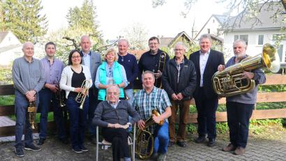 Bild: Jochen Neumann/Stadt Erbendorf/exb
Seinen 85. Geburtstag feierte der ehemalige Zweite Bürgermeister Hans Grünwald (vorne sitzend). Zum Jubeltag gratulierten ihm der Posaunenchor und unter anderem Museumsleiter Manfred Klöble (Dritter von rechts) und Zweiter Bürgermeister Bernhard Schmidt (Zweiter von rechts).