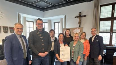 Bild: Landratsamt Tirschenreuth/exb
Neue Partner unterzeichneten die Charta für schwerstkranke und sterbende Menschen. Von links Landrat Roland Grillmeier, Johannes Großmann vom Sozialteam, Angelika Landgraf vom BRK-Kreisverband Tirschenreuth, Daniela Haas von der Katholischen Jugendfürsorge, Daniela Peintinger von der Gesundheitsregion plus Nordoberpfalz, Erika Schmidt vom Heilpädagogischen Zentrum Irchenrieth, Netzwerkkoordinatorin Doris Wagner-Zeeh und Weidens Dritter Bürgermeister Reinhold Wildenauer.