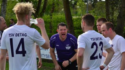 Bild: ham
Klare Ansage von Detag-Trainer Tom Gietl in der Trinkpause. Die Wernberger siegten gegen die SG Silbersee mit 3:2.