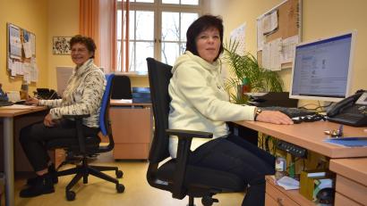 Bild: lue
Pia Kürschner (links) und Gabriele Herrmann von den "Frühen Hilfen" (Koki) am Landratsamt Tirschenreuth werden sich bei frischgebackenen Eltern bald mit einem Willkommensschreiben melden.