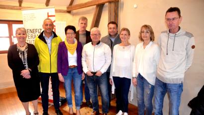 Bild: Ewald Großmann/exb
Von links nach rechts: Ingrid Müller, Vorsitzende „Arbeitskreis Heimat und Kultur Schnaittenbach“, Oskar Schmidt und Margit Meier von Flika, Wolfgang Göldner, Bebbo Schuller, 2. Bürgermeister Uwe Bergmann, Siegi Luber, Sonja Seidel und Thomas Seidel.