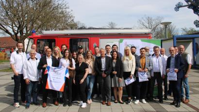 Bild: prh
Werbepartner und Sicherheitskräfte wurden bei der Pressekonferenz des Organisations-Teams des 12. NOFI-Laufs über den Stand der Vorbereitungen informiert und bekamen dabei auch das neue Finisher-Shirt präsentiert.