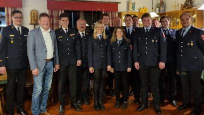 Bild: Anna-Lena Schlosser/exb
Die Vorstandschaft mit den Ehrengästen (von links): Kreisbrandinspektor Armin Daubenmerkl, Bürgermeister Alwin Märkl, Kreisbrandmeister Dominik Ernst, Ehrenkreisbrandrat Fredi Weiß, Julia Viehauser, Philipp Koch, Michael Koch, Elisabeth Schmidl, Dominik Baumer, Tobias Grosser, Patrick Bamler, Martin Schießlbauer, Felix Schatz, Michael Baumer