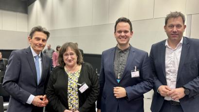 Bild: Kay-Uwe von Damaros/exb
Den Fraktionsvorsitzenden Rolf Mützenich (links) und auch SPD-Parteichef Lars Klingbeil (rechts) lernt Praktikant Christian Straller (Zweiter von rechts) im Rahmen seines Praktikums bei Marianne Schieder kennen.