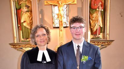 Bild: hdk
Konfirmand Leo Klischewski aus der Hirschbacher Kirchengemeinde mit Pfarrerin Renate Schauer in Eschenbach.