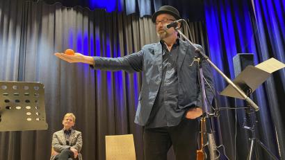 Bild: aub
Während Hubert Treml (rechts) Songs aus dem "Leben" vortrug, knüpfte Christoph Seidl (im Hintergrund) die Interpretationen des Liedermachers mit Überleitungen aneinander.