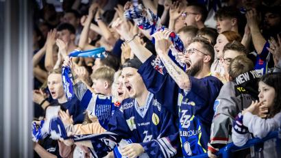 Bild: Tobias Neubert
Die Fans der Blue Devils Weide bejubelten den Sieg im ersten Play-off-Final-Spiel. Die Gäste der Hannover Scorpions betrieben eher "psychologische Kriegsführung".