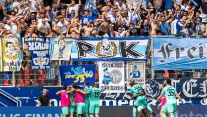 Bild: Sascha Janne
Die Sechziger feiern vor ihren Fans das 1:0 von Morris Schröter.