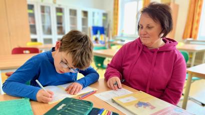 Bild: Gabi Schönberger
Die Pädagogische Fachkraft Marion Fellner (rechts) betreut die Schüler der Gerhardinger Schule bei den Hausaufgaben.