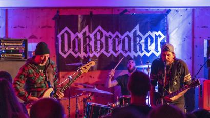 Archivbild: joz
Die Band "Oakbreaker" aus Tirschenreuth bei ihrem Auftritt im Oktober 2018 bei einer Veranstaltung des Musikfördervereins "Save The Scene" im Jugendheim Waldsassen.