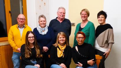 Bild: SV Trevesen/exb
Der neue Vorstand des SV Trevesen mit (hinten, von links) Mario Heinl, Elisabeth Fenzl, Werner Schultes, Monika König und Tanja Wegmann sowie (sitzend, von links) Pia Wegmann, Beate Sporrer und Lydia König.