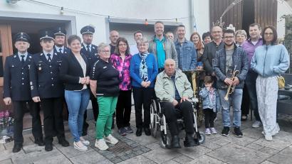 Bild: amö
Alfred Schießl (vorne, Bildmitte) musste an seinem Ehrentag viele Hände schütteln. Neben der Familie gratulierten etliche Vereinsabordnungen.