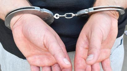 Symbolbild: Petra Hartl
Die Handschellen klicken am Wochenende in Kohlberg. Die Polizei nimmt dort einen Einschleichdieb auf frischer Tat fest.