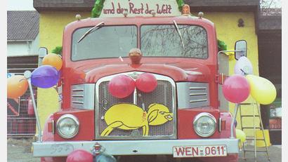 Bild: Stefan Troglauer/exb
Mit diesem Oldtimer-LKW beteiligten sich die "Waldnaabtaler Truckerfreunde" an Faschingsumzügen in der Region.